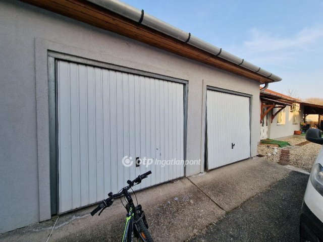 Eladó családi ház, Szirmabesenyőn 128 M Ft, 5+2 szobás
