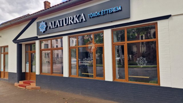 Kiadó üzlethelyiség, Pécsett 600 E Ft / hó