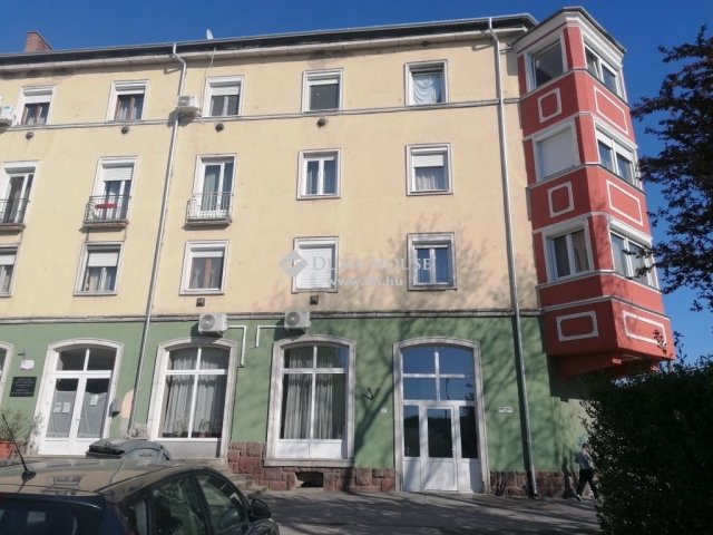 Eladó téglalakás, Komlón 23.5 M Ft, 3 szobás