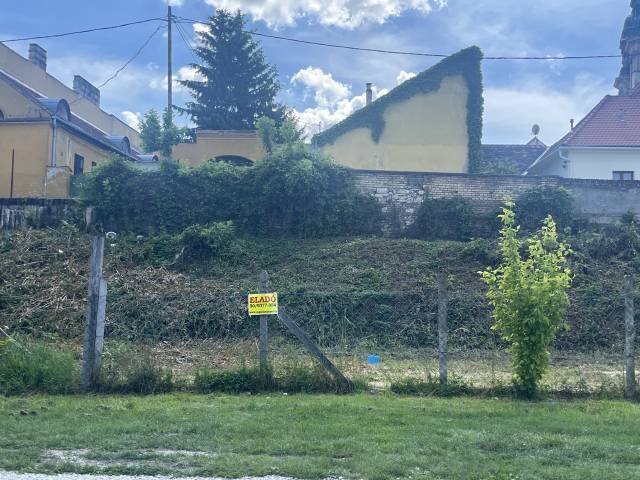 Eladó telek, Pápán 44.5 M Ft / költözzbe.hu