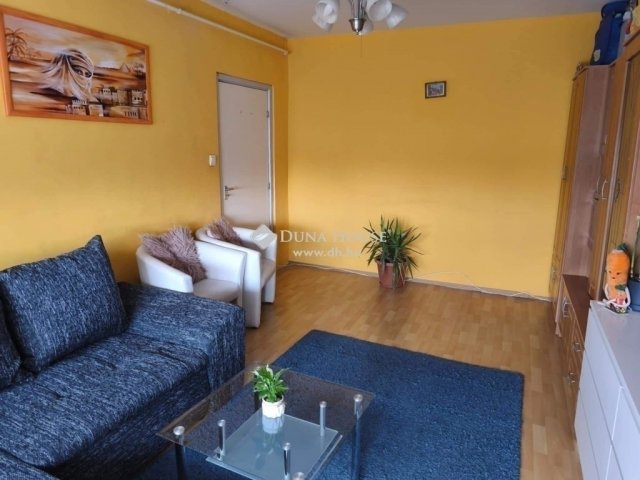 Eladó panellakás, Pécsett 39.5 M Ft, 3 szobás