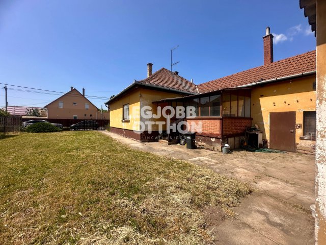 Eladó családi ház, Cegléden 45.5 M Ft, 3 szobás