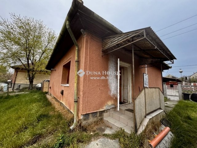 Eladó családi ház, Dányon 21 M Ft, 2 szobás