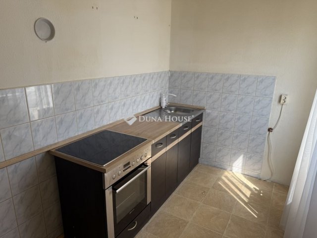 Eladó panellakás, Pécsett 39.99 M Ft, 2 szobás