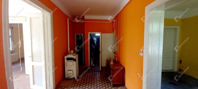 Eladó családi ház, Pápán 30 M Ft, 2 szobás