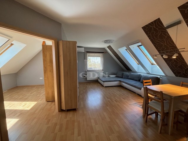 Kiadó téglalakás, albérlet, Komáromban 230 E Ft / hó, 3 szobás