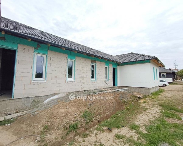 Eladó ikerház, Ercsiben 51.99 M Ft, 3 szobás