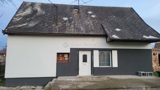 Eladó családi ház, Ercsiben 29.99 M Ft, 3 szobás