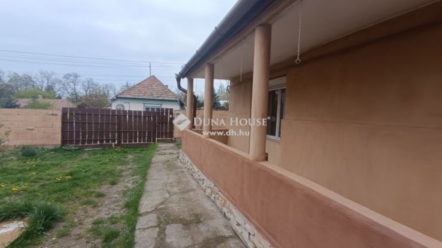 Eladó családi ház, Úrin 23.9 M Ft, 1 szobás