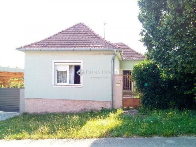 Eladó családi ház, Veszprémben 43.9 M Ft, 2 szobás