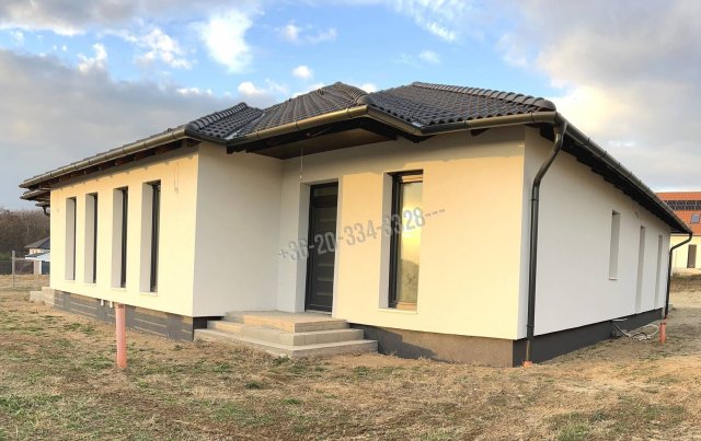 Eladó családi ház, Nagytarcsán 214.9 M Ft, 8 szobás