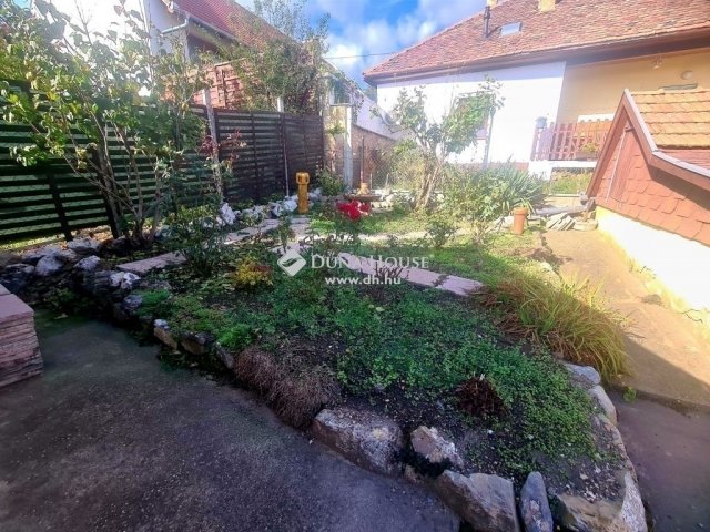 Eladó családi ház, Pécsett 63 M Ft, 4 szobás