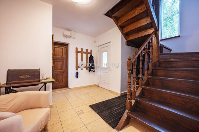 Eladó családi ház, Budaörsön 285 M Ft, 8 szobás