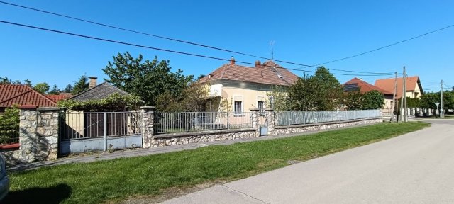 Eladó családi ház, Pápán 29.9 M Ft, 2 szobás
