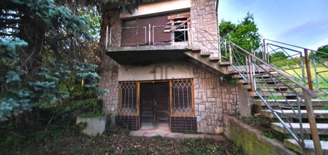 Eladó családi ház, Keszün 9.9 M Ft, 2 szobás