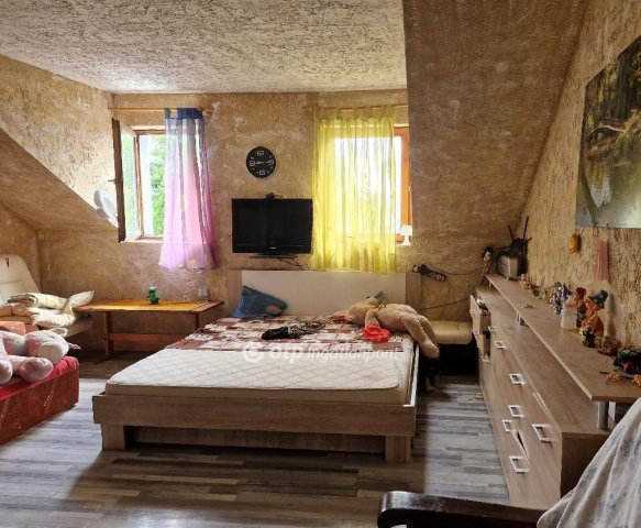 Eladó családi ház, Velencén 80 M Ft, 10+1 szobás
