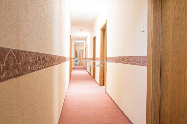 Eladó családi ház, Pusztacsaládon 600 M Ft, 1 szobás