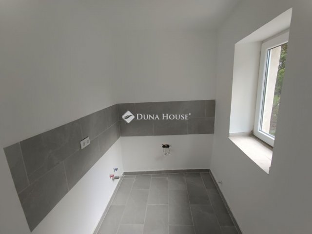 Eladó családi ház, Újszászon 19.5 M Ft, 2 szobás