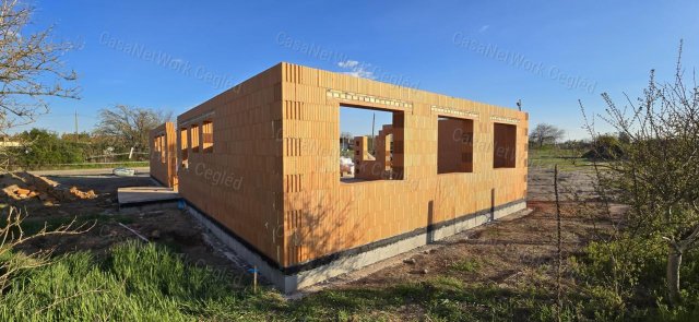 Eladó téglalakás, Cegléden 49.5 M Ft, 1+3 szobás