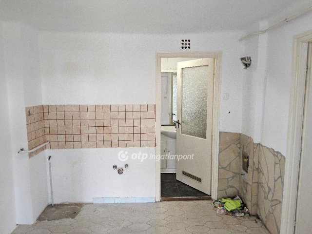 Eladó családi ház, Száron 45 M Ft, 2 szobás