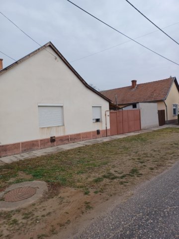 Eladó családi ház, Tiszaalpáron 7 M Ft, 1+1 szobás