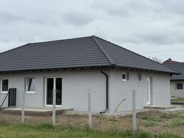 Eladó családi ház, Felsőpakonyban 64.9 M Ft, 2 szobás
