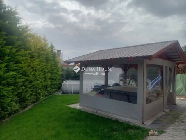Eladó családi ház, Vecsésen 232.1 M Ft, 6 szobás