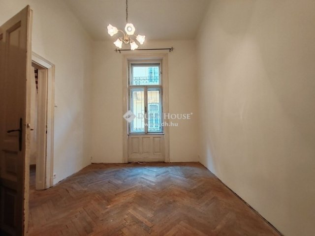 Eladó téglalakás, Budapesten, VI. kerületben 67.9 M Ft, 2 szobás