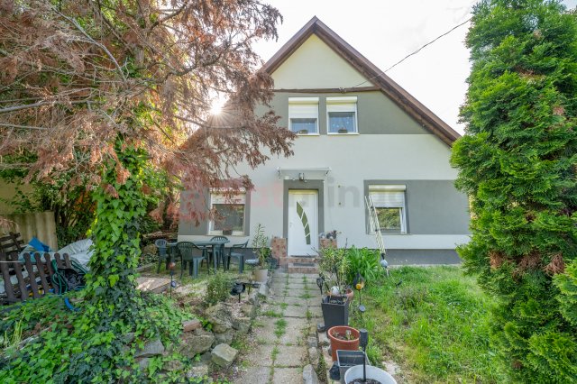 Eladó családi ház, Pécsett 79 M Ft, 5 szobás