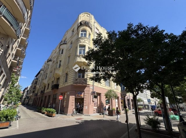 Eladó téglalakás, Budapesten, VI. kerületben 48 M Ft, 1 szobás