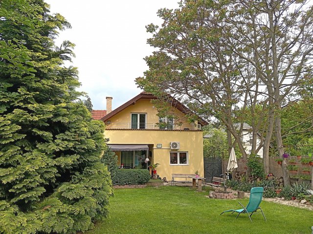 Eladó családi ház, Szadán 133.9 M Ft, 5+1 szobás