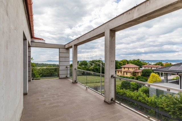 Eladó családi ház, Balatonföldváron 350 M Ft, 7+2 szobás