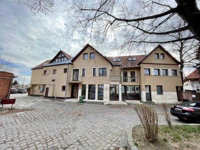 Eladó családi ház, Szentendrén 990 M Ft, 16 szobás