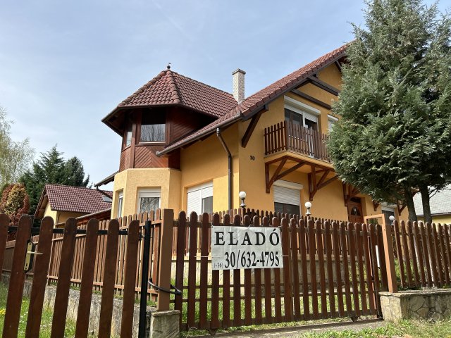 Eladó családi ház, Balatonlelleén 123.99 M Ft, 7 szobás