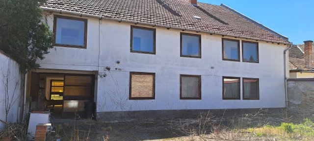 Eladó családi ház, Szegeden 104.9 M Ft, 7 szobás