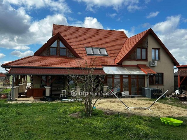 Eladó családi ház, Tótvázsonyban 150 M Ft, 6+1 szobás