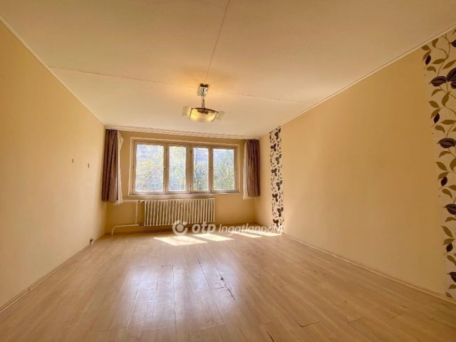Eladó panellakás, Kecskeméten 38.9 M Ft, 2 szobás