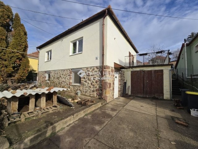 Eladó családi ház, Komlón 29.9 M Ft, 3 szobás