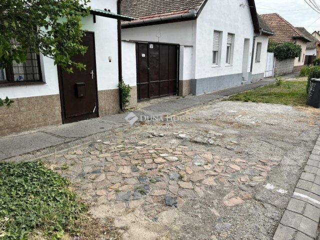 Eladó családi ház, Szekszárdon 49.9 M Ft, 4 szobás