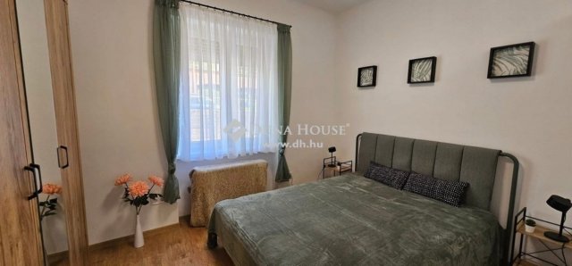 Kiadó téglalakás, albérlet, Pécsett 200 E Ft / hó, 3 szobás