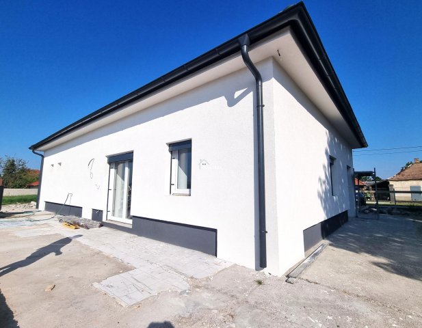 Eladó családi ház, Bezenyén 131.3 M Ft, 4+2 szobás