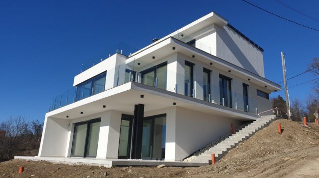 Eladó családi ház, Szentendrén 369.9 M Ft, 5 szobás