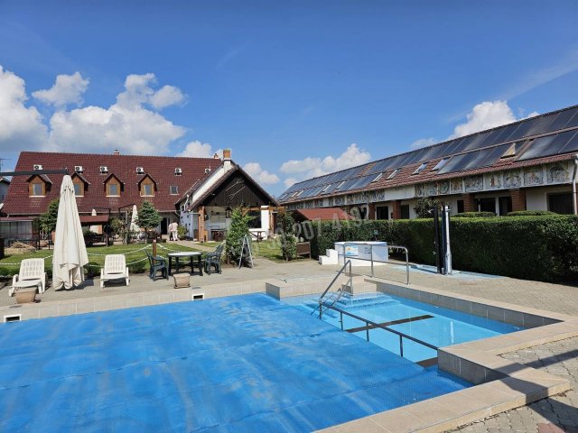 Eladó hotel, Bakson 349 M Ft, 20+5 szobás / költözzbe.hu