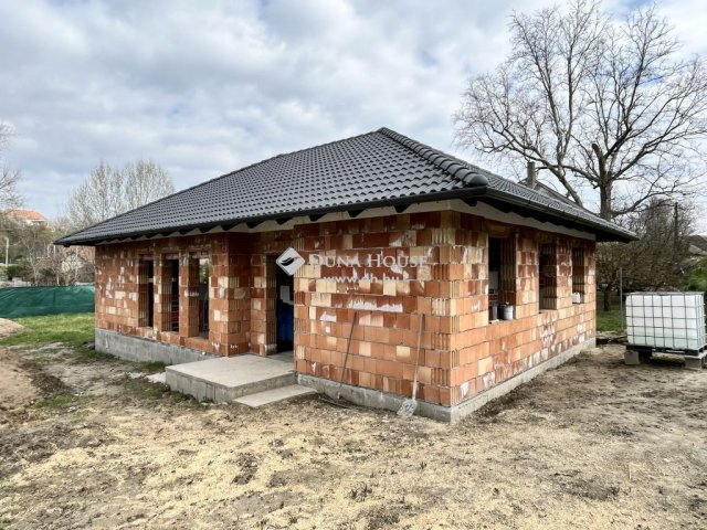 Eladó családi ház, Gombán 79.9 M Ft, 5 szobás