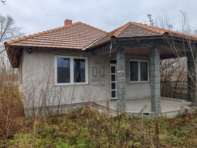 Eladó családi ház, Esztergomban 39.99 M Ft, 2 szobás