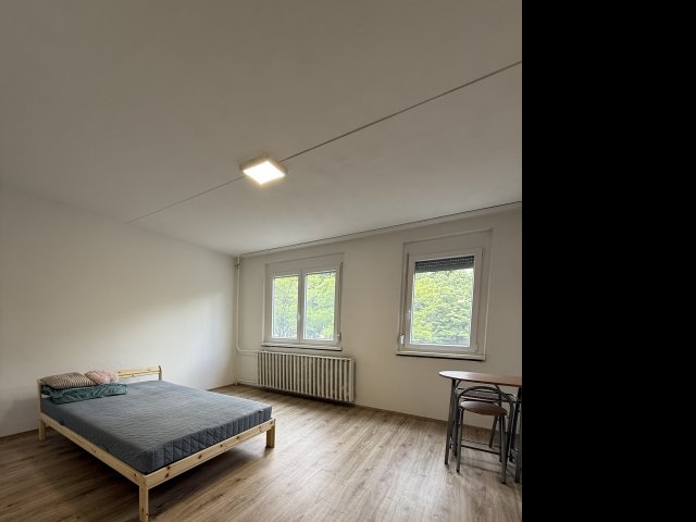 Eladó panellakás, Veszprémben 30 M Ft, 1 szobás