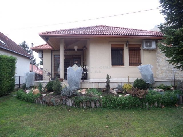 Eladó családi ház, Pécsett 115 M Ft, 3 szobás