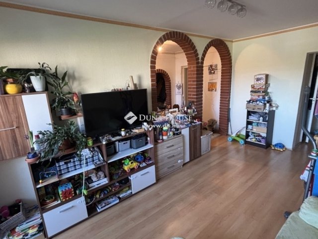 Eladó panellakás, Veszprémben 51 M Ft, 1+3 szobás