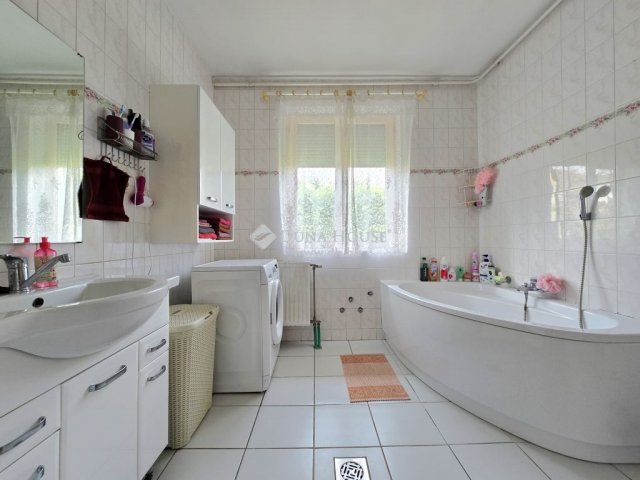 Eladó családi ház, Pécsett 99 M Ft, 3 szobás