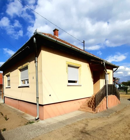 Eladó családi ház, Tápiószentmártonon 35 M Ft, 3 szobás